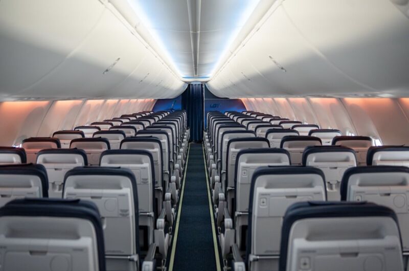 Image for the Tweet beginning: LOT Polish Airlines dévoile la