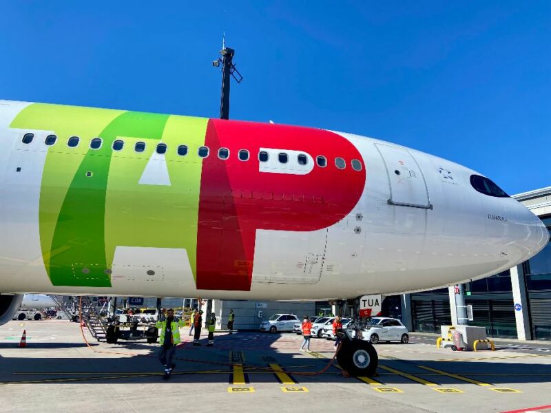 Image for the Tweet beginning: Aujourd'hui, l'aéroport de Berlin a